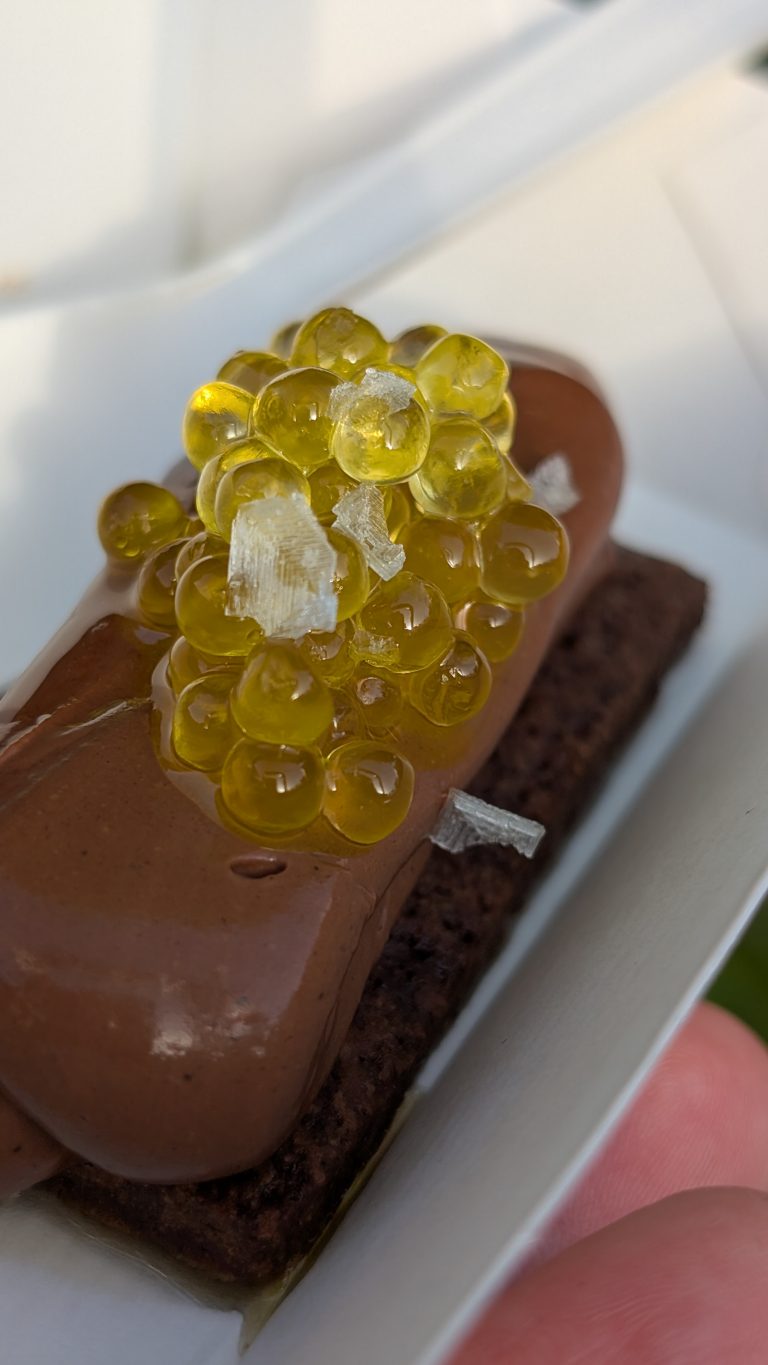 LA TRIBU MARKET CON MARIDAJE POSTRES Y SHOWROOM DE JOYAS